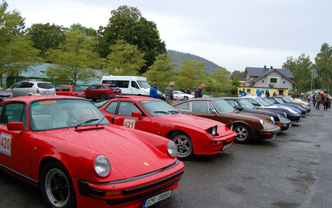 Porsche ve Vrbně: Rallye Ecce Homo Historic odstartovala u Dřevokombinátu