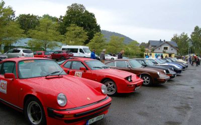 Porsche ve Vrbně: Rallye Ecce Homo Historic odstartovala u Dřevokombinátu