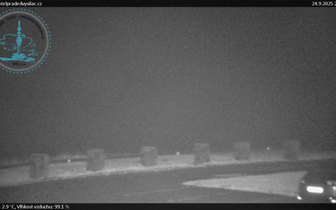 Na Pradědu napadl sníh, webkamery zachytily poprašek na parkovišti