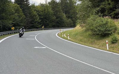 Test nového značení pro motocyklisty má snížit riziko vážných nehod v zatáčkách