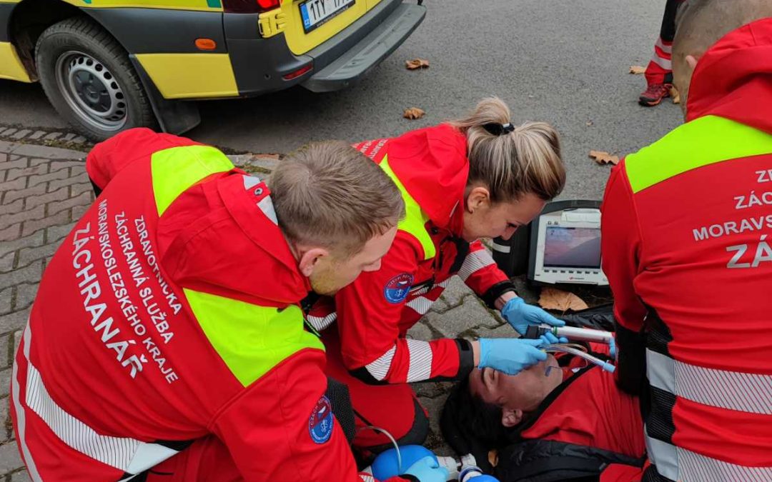 Záchranáři v kraji ošetřili 130 pacientů s oběhovými obtížemi. Pomohla i laická první pomoc