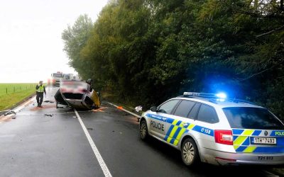 Záchrana z převráceného vozu: Policisté pomohli zraněnému řidiči u Dětřichova
