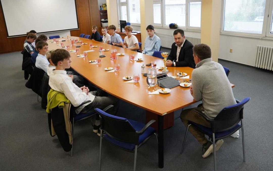 Florbalisté FBC ORCA Bruntál slavili úspěch na radnici. Vyhráli krajskou soutěž starších žáků