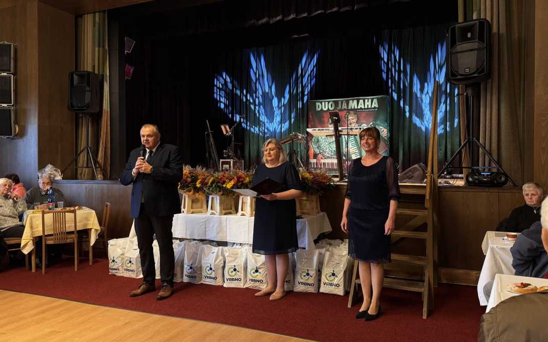 Den seniorů ve Vrbně: poděkování, radost a hudba od Duo Jamaha