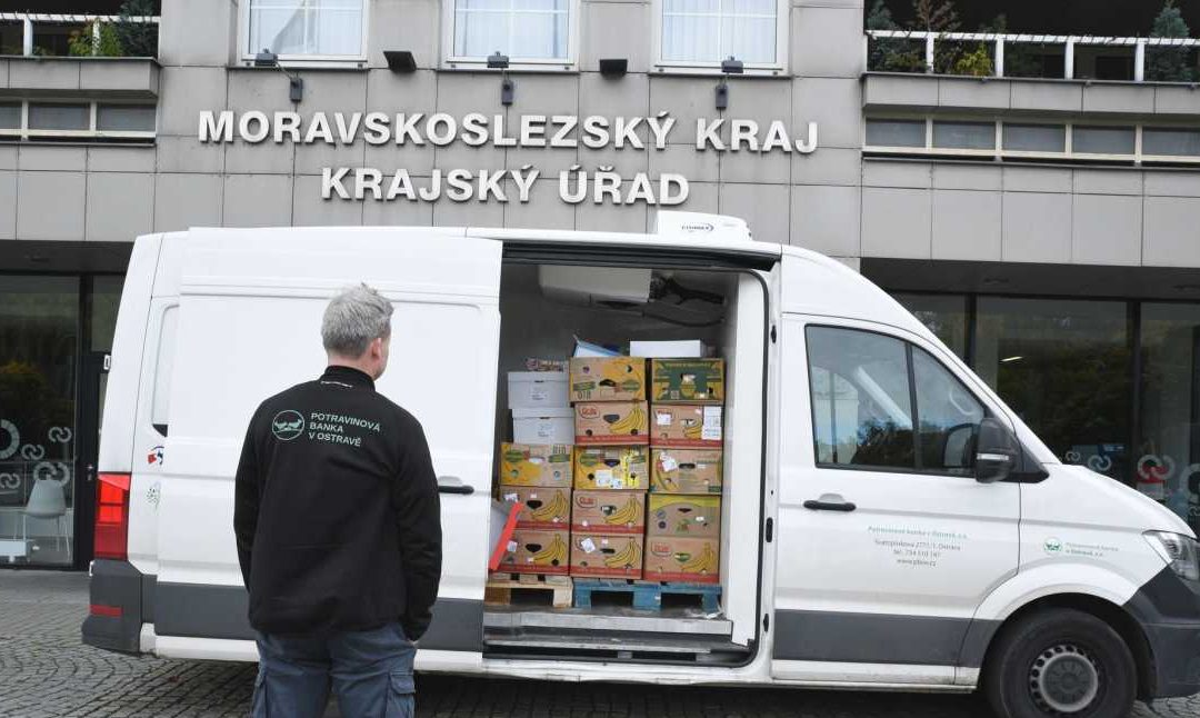 Každá konzerva má smysl. Kraj podpořil potravinovou sbírku