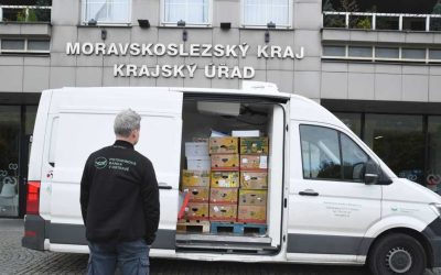 Každá konzerva má smysl. Kraj podpořil potravinovou sbírku