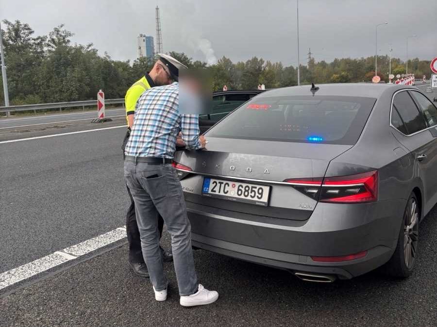Skoro každý druhý kontrolovaný řidič spáchal nějaký přestupek, nejčastějším bylo telefonování či jiná manipulace s mobilem