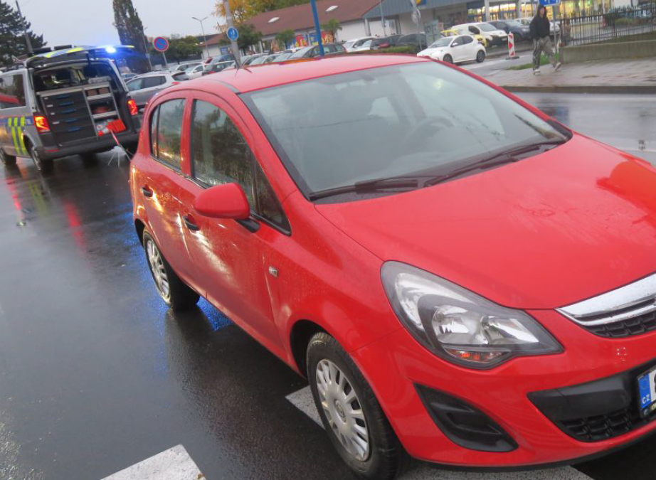 Opavská policie hledá svědky: Sražený chodec spadl na dítě