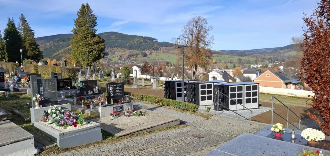 Práce na novém venkovním kolumbáriu pokračují podle harmonogramu