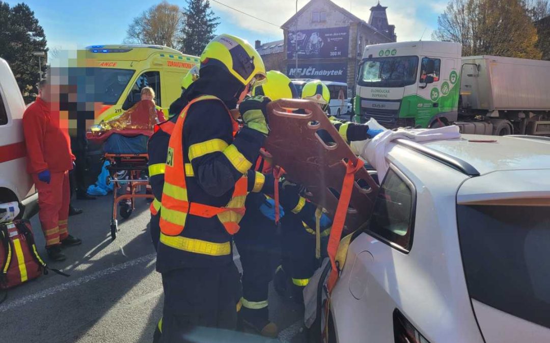Čelní střet osobního vozu a kamionu v Bruntále uzavřel Dukelskou ulici