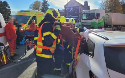 Čelní střet osobního vozu a kamionu v Bruntále uzavřel Dukelskou ulici