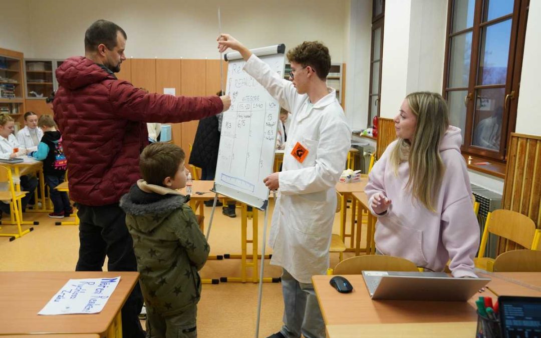 Den vědy na bruntálském gymnáziu zaujal pokusy i moderní technikou