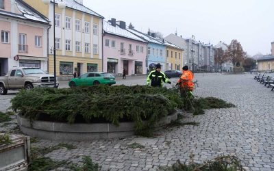 Na kašně v Rýmařově vzniká adventní věnec