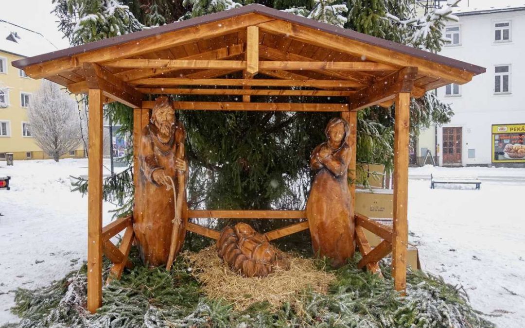 Nový vyřezávaný betlém zdobí náměstí Míru v Rýmařově