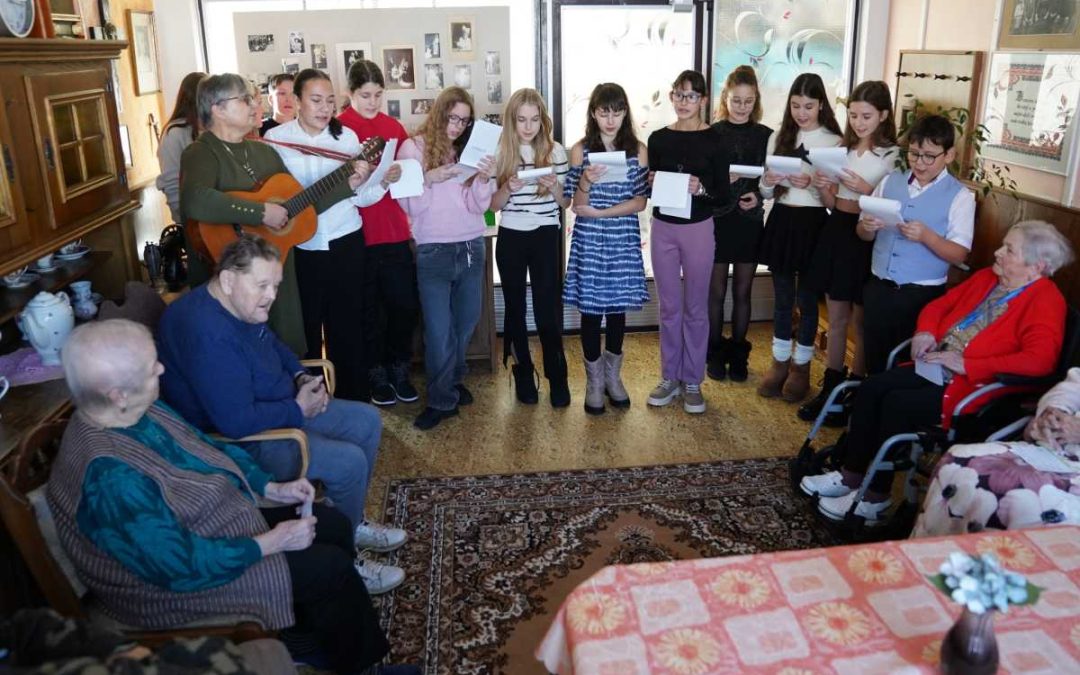 Adventní setkání v Pohodě: děti potěšily seniory koledami i příběhy