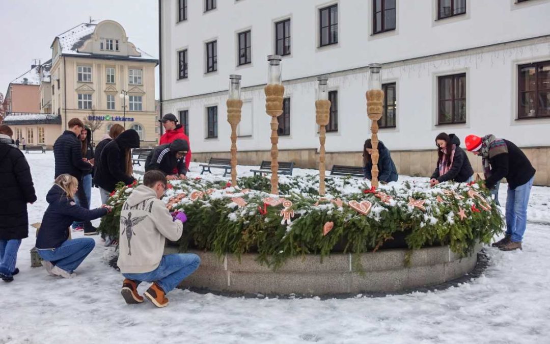 Studenti ozdobili adventní věnec na rýmařovské kašně