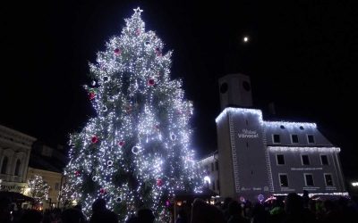 Rýmařov dnes rozzářil vánoční strom na náměstí Míru