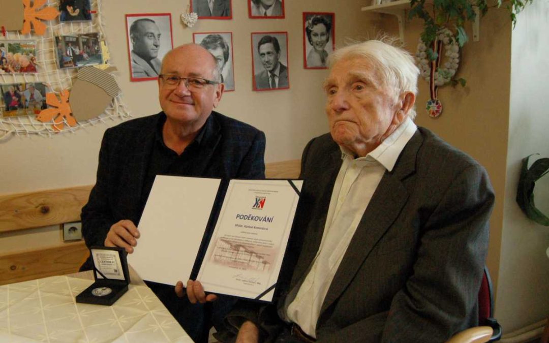 V Krnově ocenili lékaře Karla Komínka pamětní medailí krnovské nemocnice