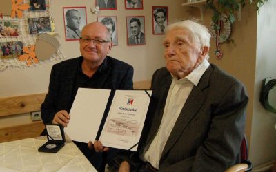 V Krnově ocenili lékaře Karla Komínka pamětní medailí krnovské nemocnice