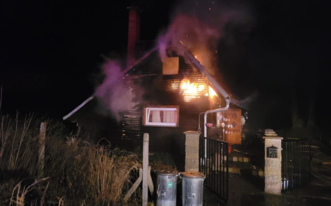 Požár chaty v Dětřichovicích: hasiči vyhlásili druhý stupeň poplachu, jedna osoba zachráněna
