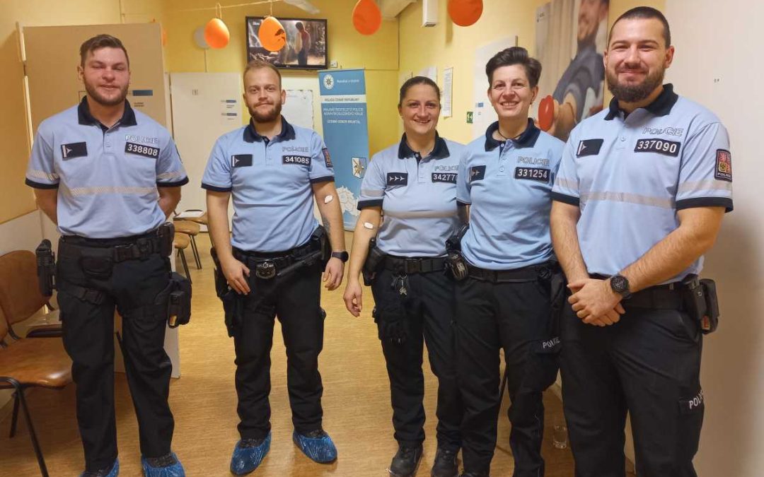 Policisté z Bruntálu podpořili AGEL Transfúzní službu hromadným odběrem krve