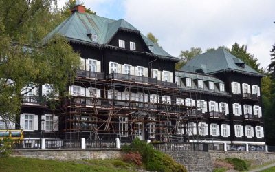 Slezský dům z komedie S Tebou mě baví svět má nové balkóny. Lázně dokončily rekonstrukci