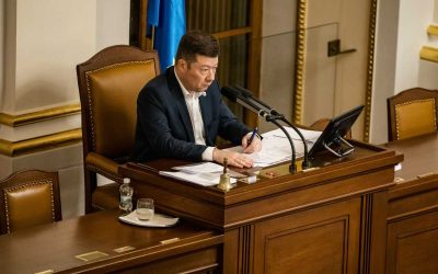 Poslanci zvolili nového předsedu Poslanecké sněmovny Tomia Okamuru