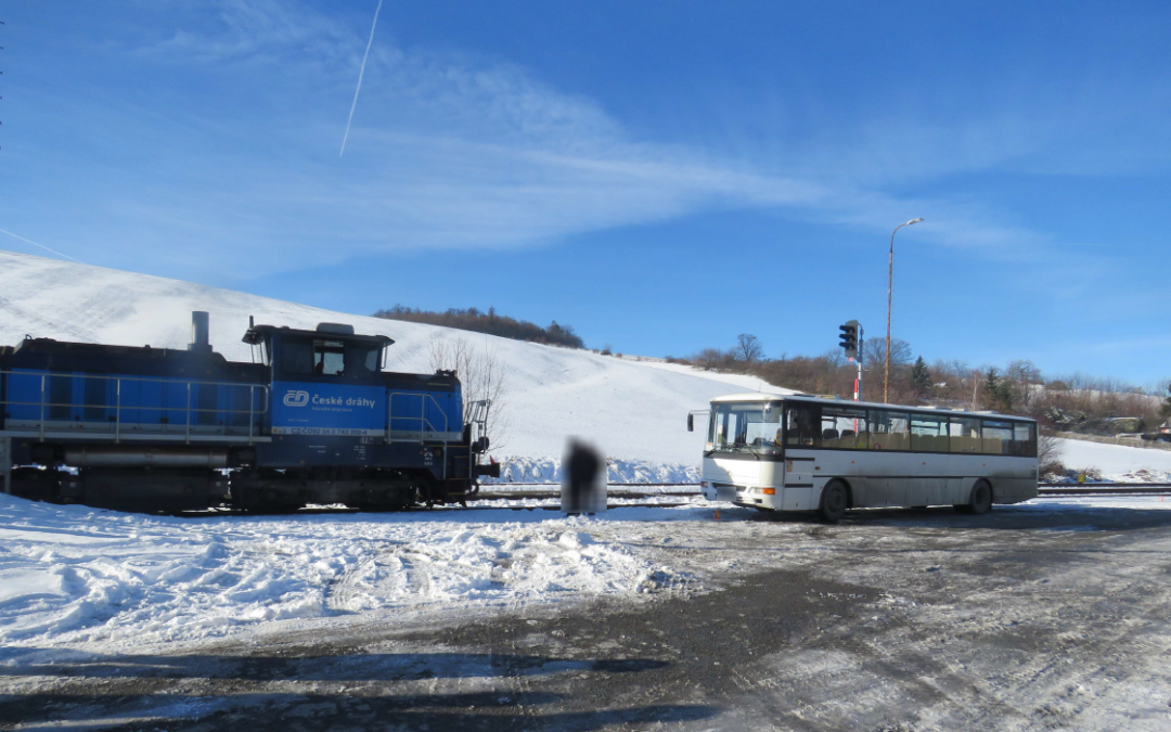 Osoblažsko: Policie hledá svědky střetu autobusu s lokomotivou v Třemešné