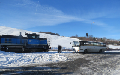 Osoblažsko: Policie hledá svědky střetu autobusu s lokomotivou v Třemešné