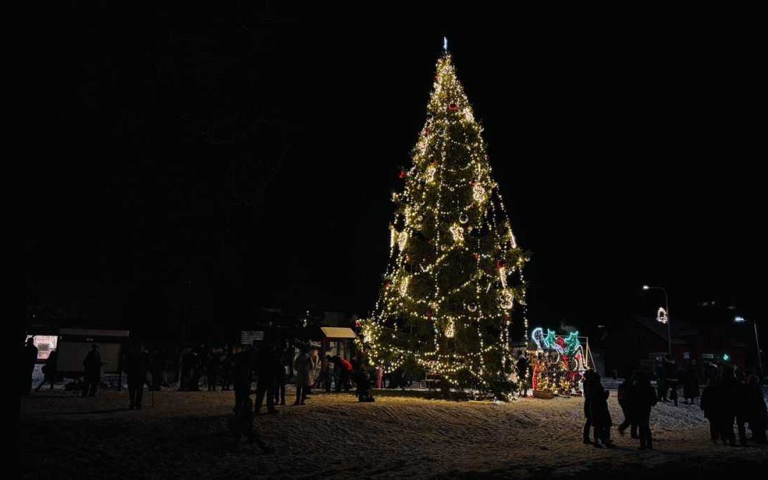 Vrbno pod Pradědem: Vánoční strom se rozzářil, adventní čas začal