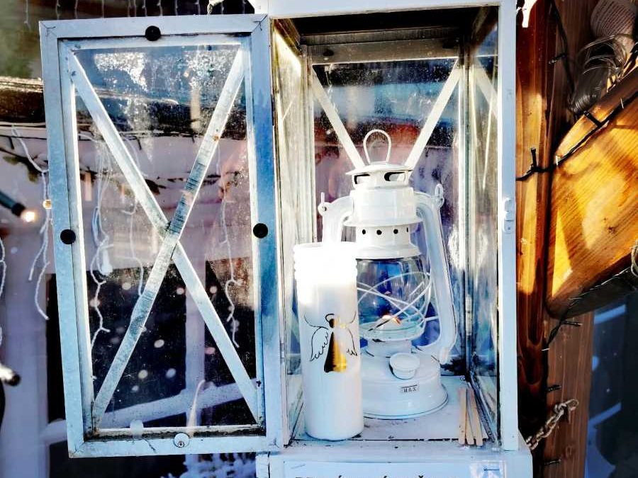 Betlémské světlo ve Vánočním domě čeká na návštěvníky nepřetržitě až do konce roku