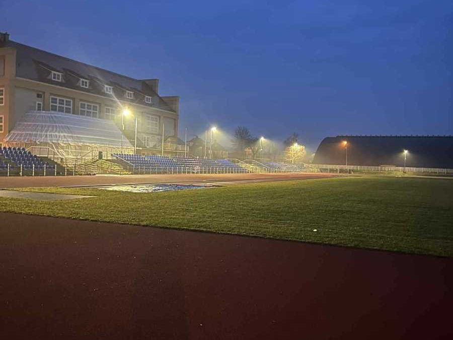Krnov: Bezpečné večerní běhání na atletickém stadionu