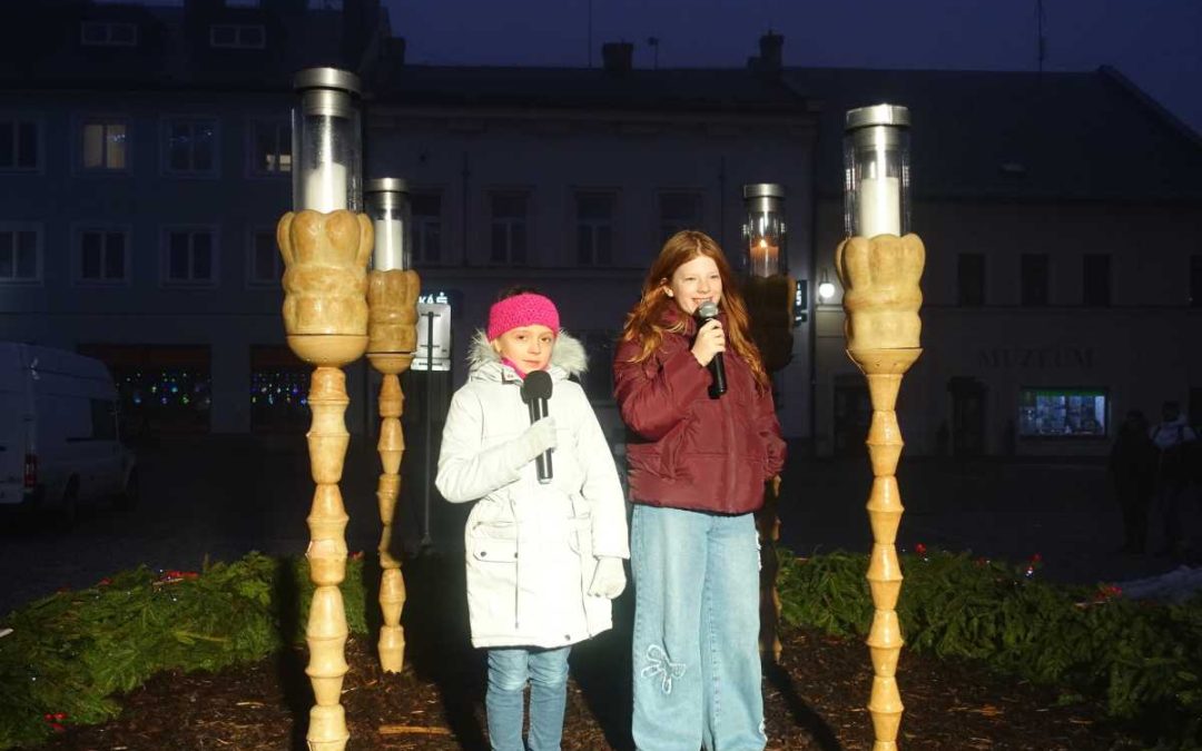 Adventní neděle v Rýmařově rozezpívala náměstí koledami