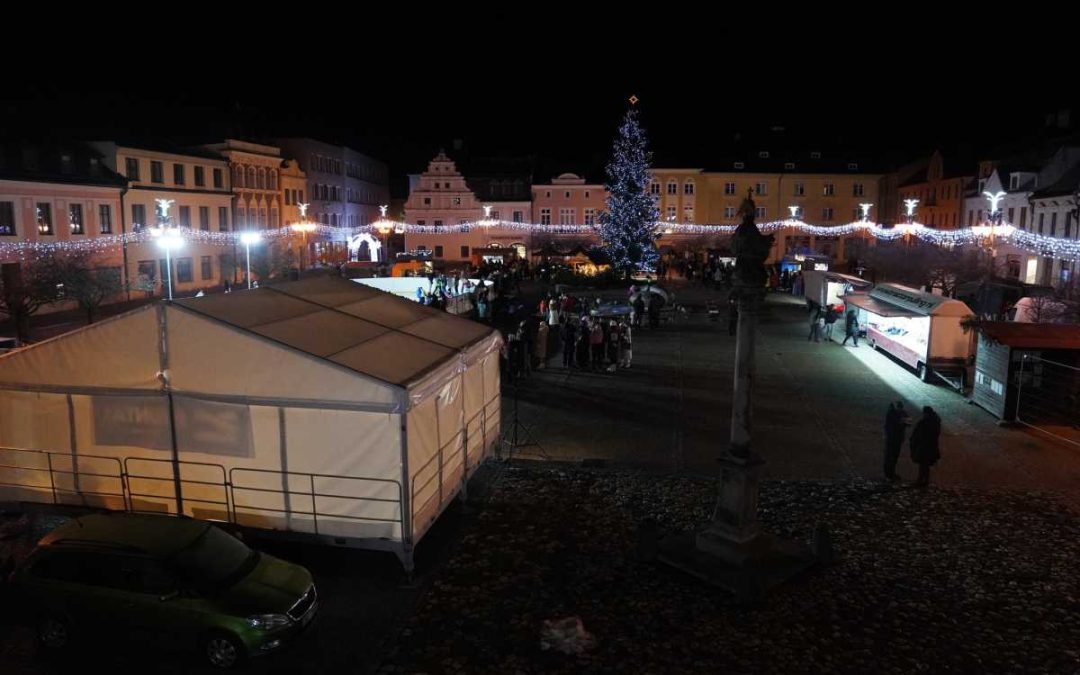 Bruntálské náměstí Míru ožilo koledami a jarmarkem