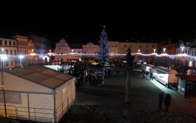 Bruntálské náměstí Míru ožilo koledami a jarmarkem