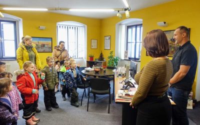 Děti z MŠ Rýmařov přinesly na radnici kouzlo Vánoc