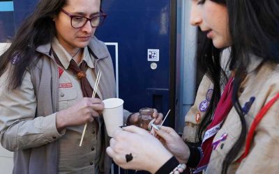 Betlémské světlo dorazilo vlakem do Bruntálu: skauti předali plamínek naděje