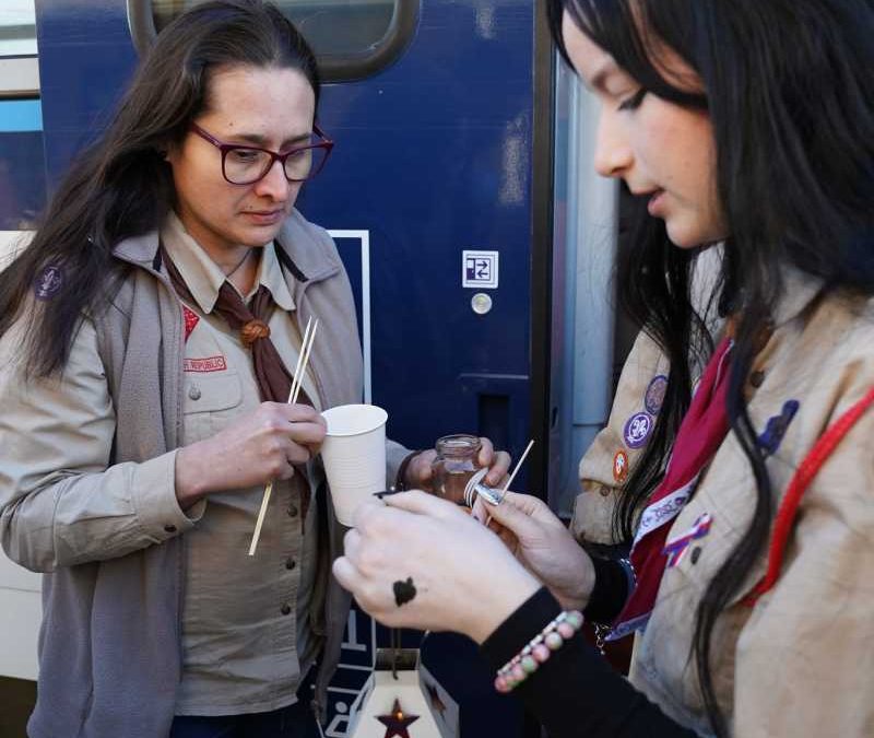 Betlémské světlo dorazilo vlakem do Bruntálu: skauti předali plamínek naděje