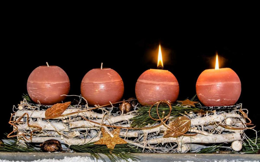 Druhá adventní neděle přináší světlo i očekávání Vánoc