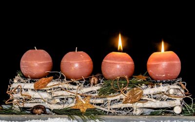 Druhá adventní neděle přináší světlo i očekávání Vánoc