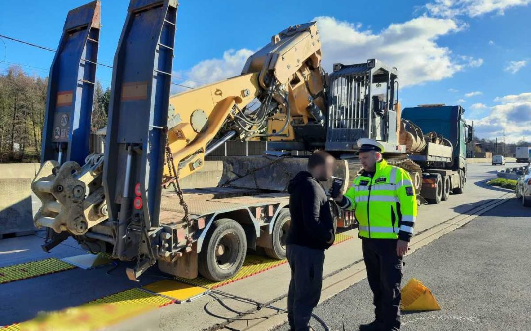 V Krnově řídil nákladní auto přes zákaz: vydával se za příbuzného