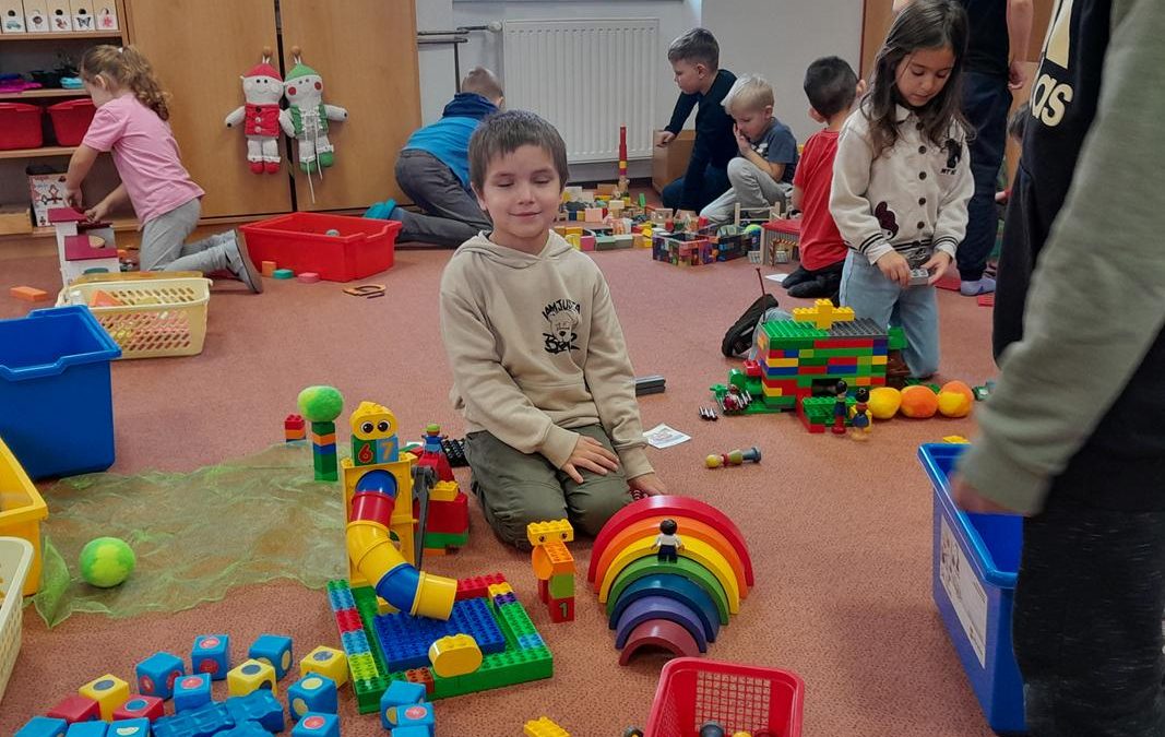 Naše město: prvňáčci a školkáčci stavěli společně svět plný fantazie