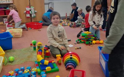 Naše město: prvňáčci a školkáčci stavěli společně svět plný fantazie