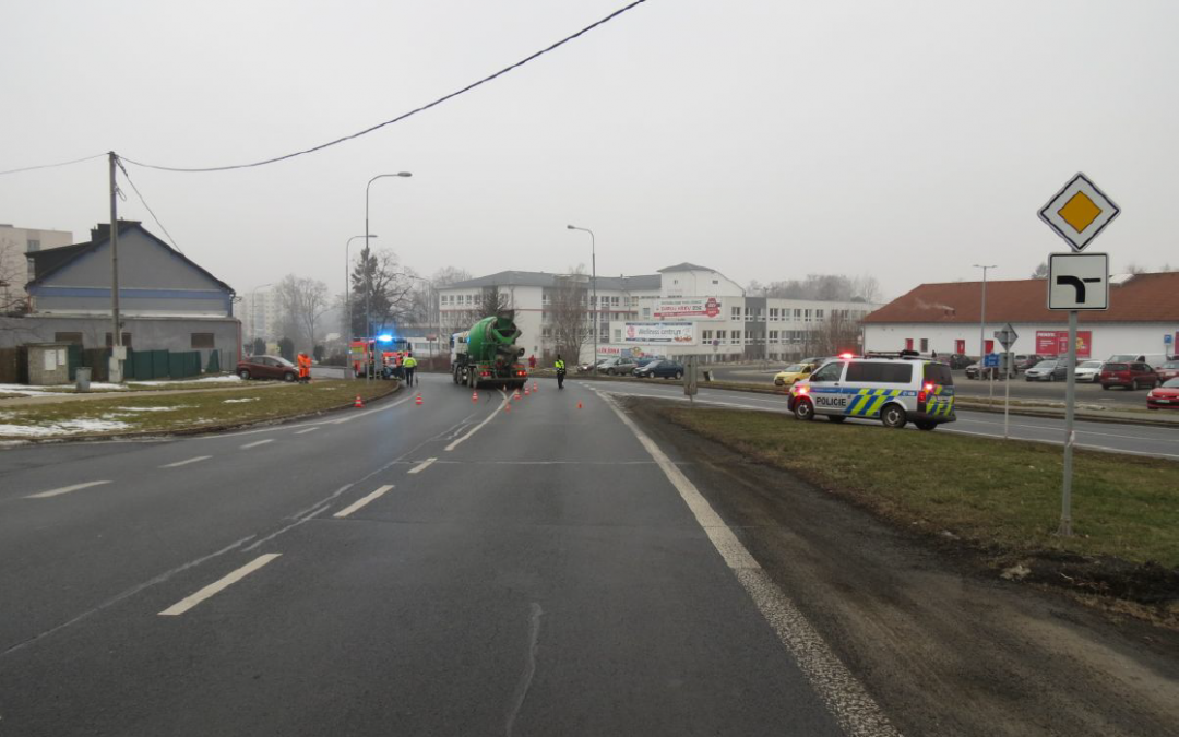 Těžké zranění při nehodě v Bruntále. Řidič osobního auta nedal přednost domíchávači
