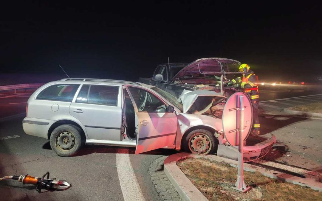 Srážka na výpadovce u Krnova skončila tragédií: hasiči bojovali o život řidiče