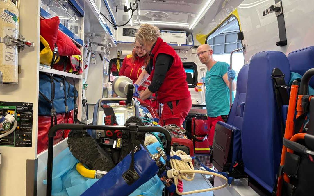 Záchranáři spolupracovali při prvním úspěšném terénním napojení pacienta na mimotělní oběh
