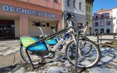 Krnov: Rekonstrukce obchodního domu mění umístění stanice sdílených kol