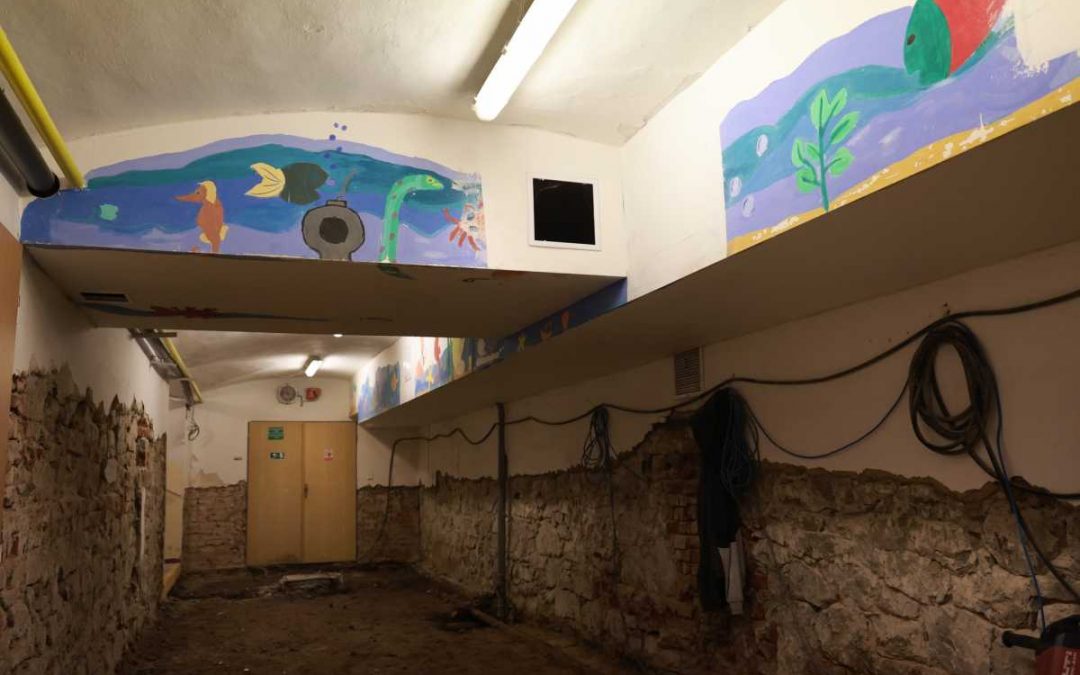 V ZŠ na Dvořákově okruhu začala oprava šaten po povodni. Hotovo má být do konce dubna