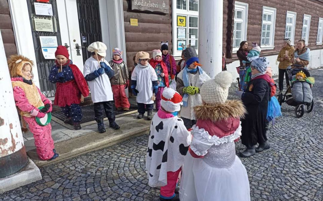 Masopustní veselice v Karlově Studánce rozzářila obec zpěvem, maskami i dětským nadšením