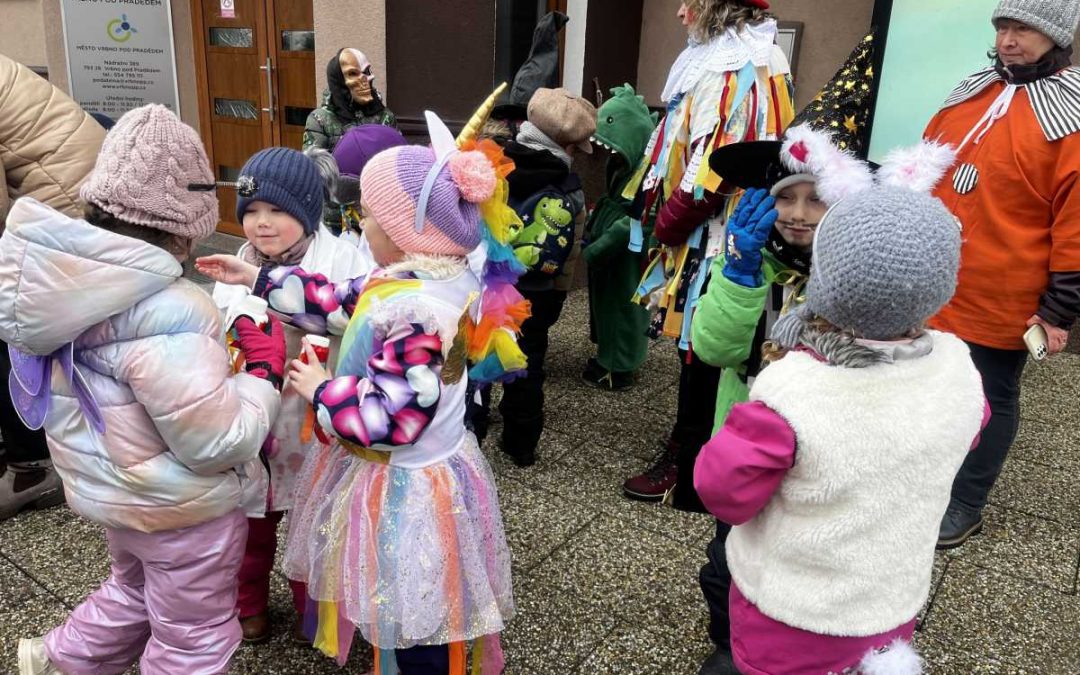 Masopustní průvod prošel ulicemi Vrbna, děti navštívily i radnici